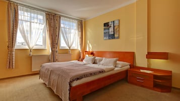 Caja de seguridad en la habitación y espacio para trabajar con laptop