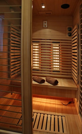 Couples treatment rooms, hot tub, body treatments, hydrotherapy