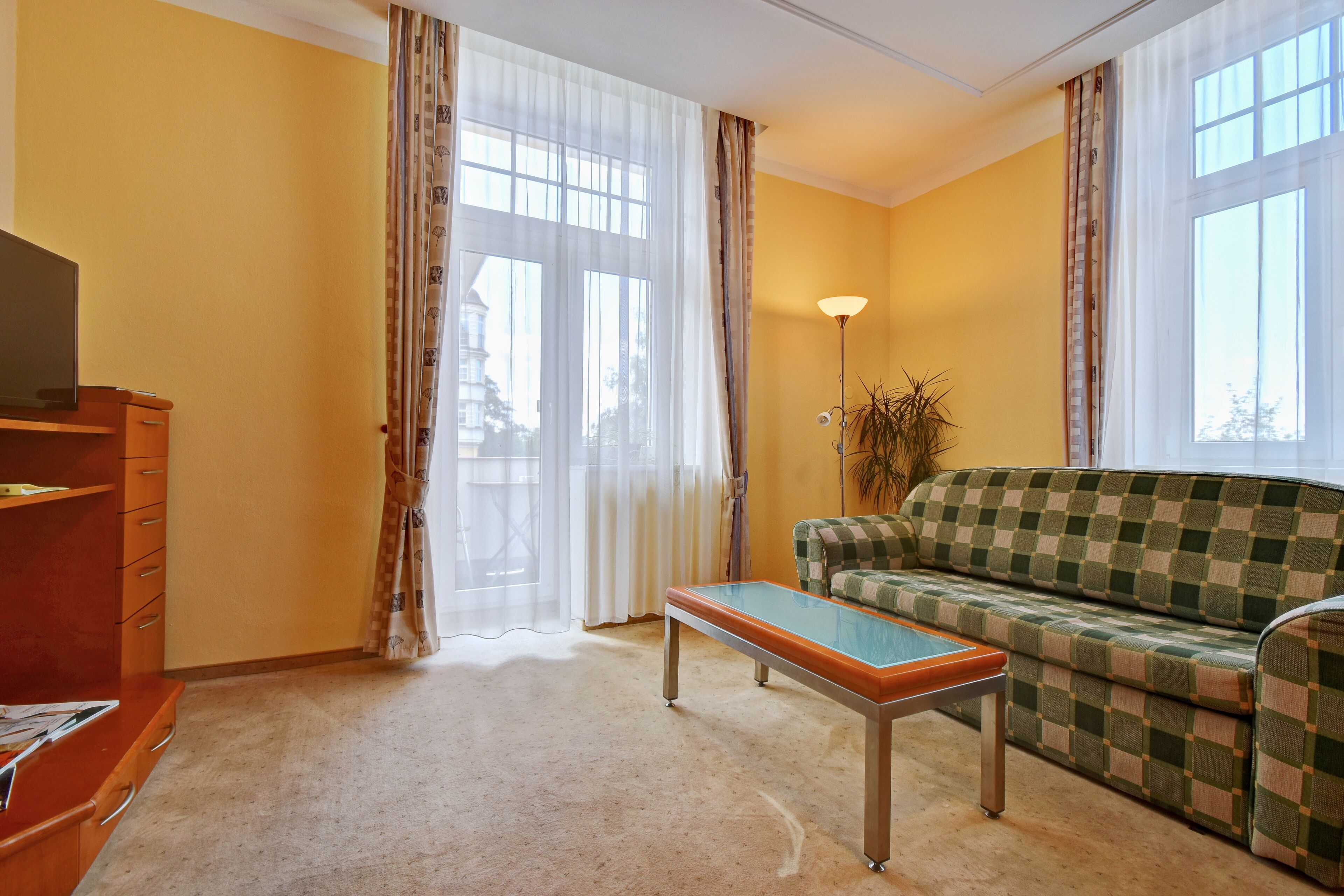 comfort apartment, kitchen | living area | 80-cm led tv with satellite channels, tv