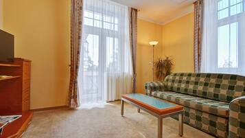 Comfort-Apartment, Küche | Wohnbereich | 80-cm-LED-Fernseher mit Satellitenempfang, Fernseher