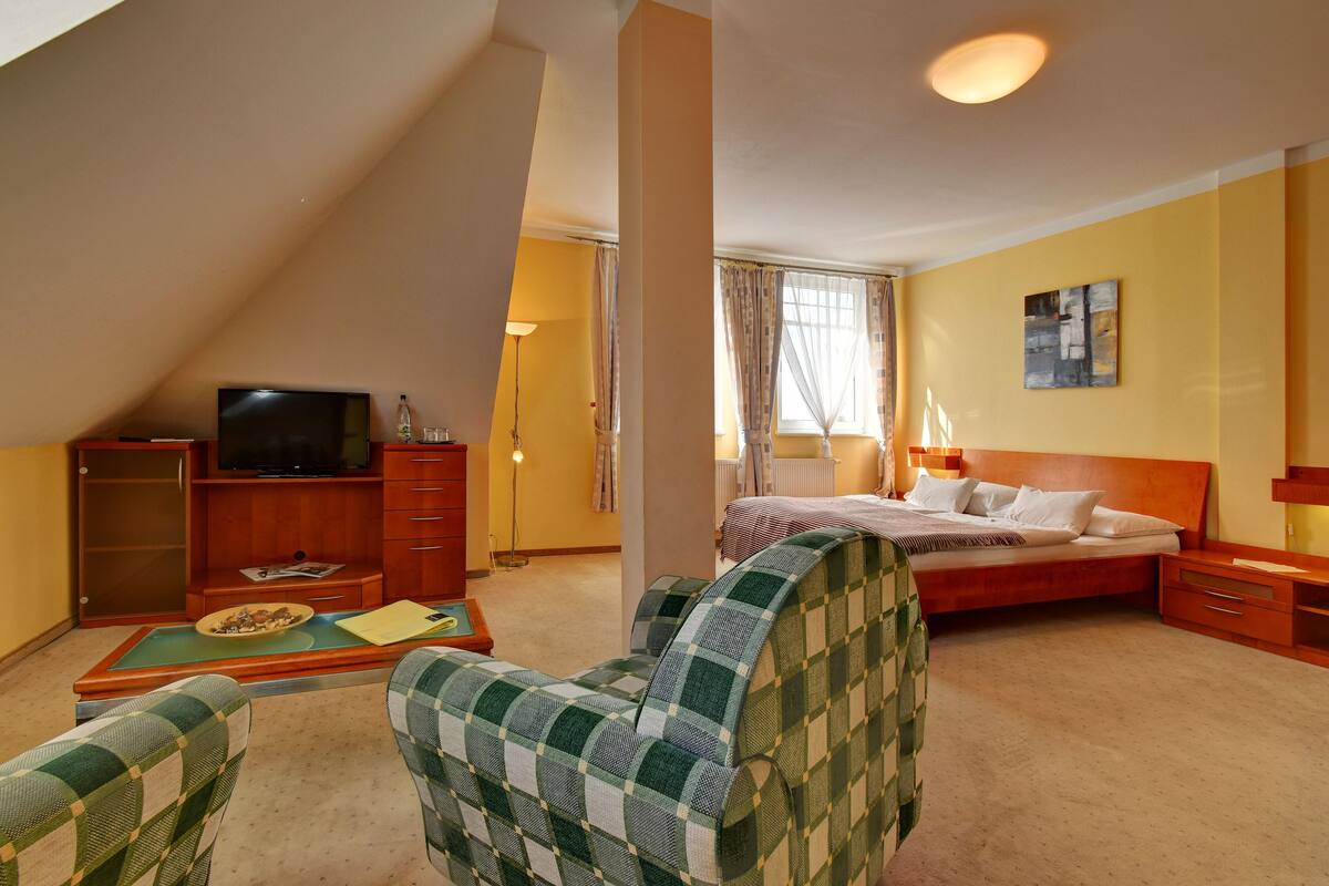 comfort apartment, 2 bedrooms, kitchen | living area | 80-cm led tv with satellite channels, tv