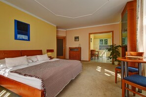 In-room safe, laptop workspace, blackout curtains, soundproofing - Wellness Hotel La Passionaria (Marianske Lazne)