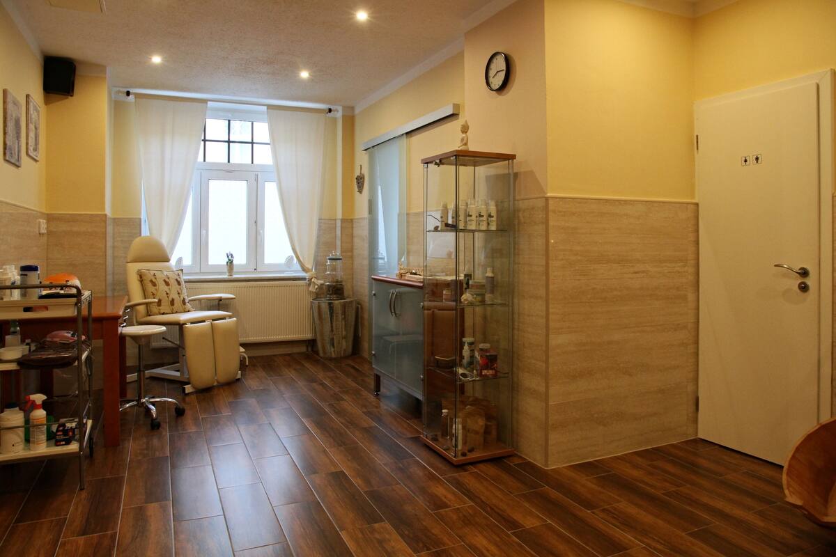 couples treatment room(s), hot tub, body treatments, hydrotherapy