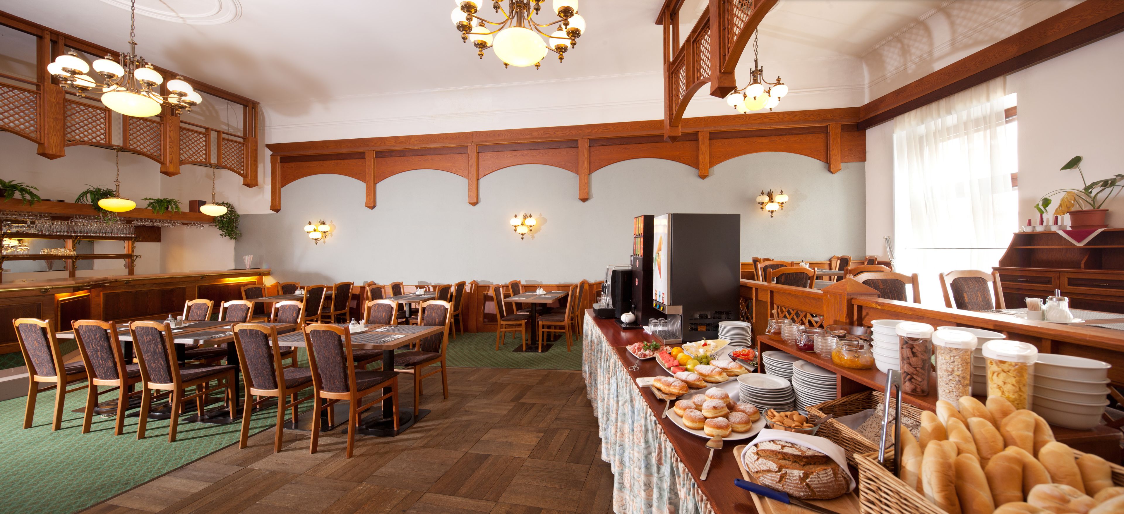 Café da manhã com buffet grátis todos os dias