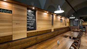 2 間餐廳;供應午餐