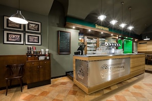2 restaurantes; se sirven almuerzos 