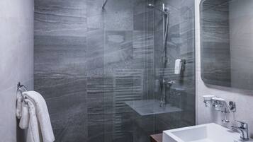 Habitación doble superior | Baño | Secador de pelo y toallas