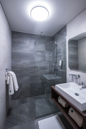 Chambre Double Supérieure | Salle de bain | SÚche-cheveux, serviettes fournies