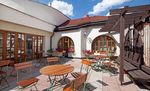 2 restaurants, lunch served