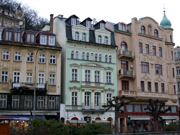 Una serie di edifici storici con diversi stili architettonici, tra cui facciate elaborate e balconi.