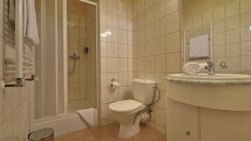 Habitación doble | Baño | Regadera, amenidades de baño gratuitas, secadora de cabello, toallas