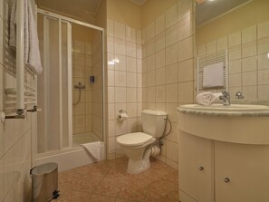 Double Room | Bathroom | Shower, free toiletries, hair dryer, towels