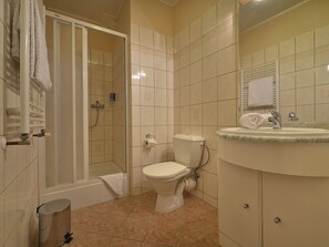 Double Room | Bathroom | Shower, free toiletries, hair dryer, towels