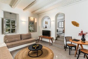 Suite, Outdoor Jetted Tub | Área de sala de estar | Televisión 