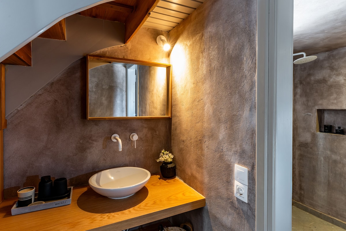 junior suite (split level) | bathroom | shower, rainfall showerhead, hair dryer, towels