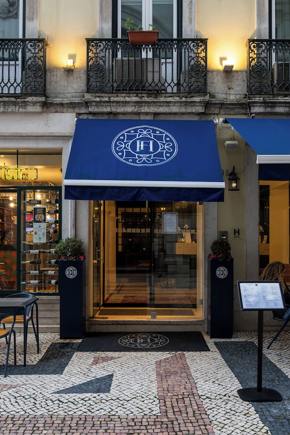 Front of property - Hotel Florescente (Lisbon)