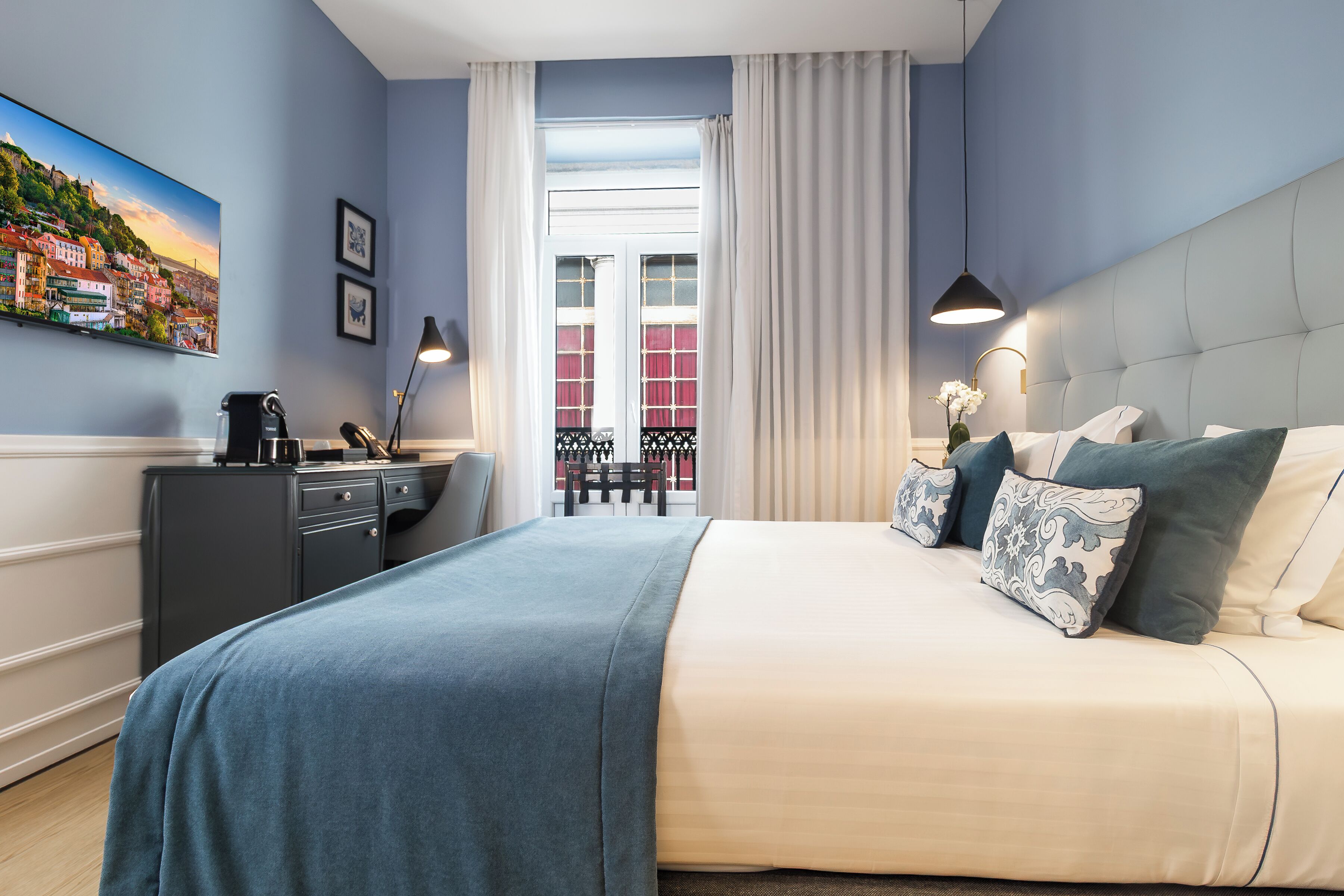 Kamar Premium | Seprai premium, brankas, meja kerja, dan tirai kedap cahaya