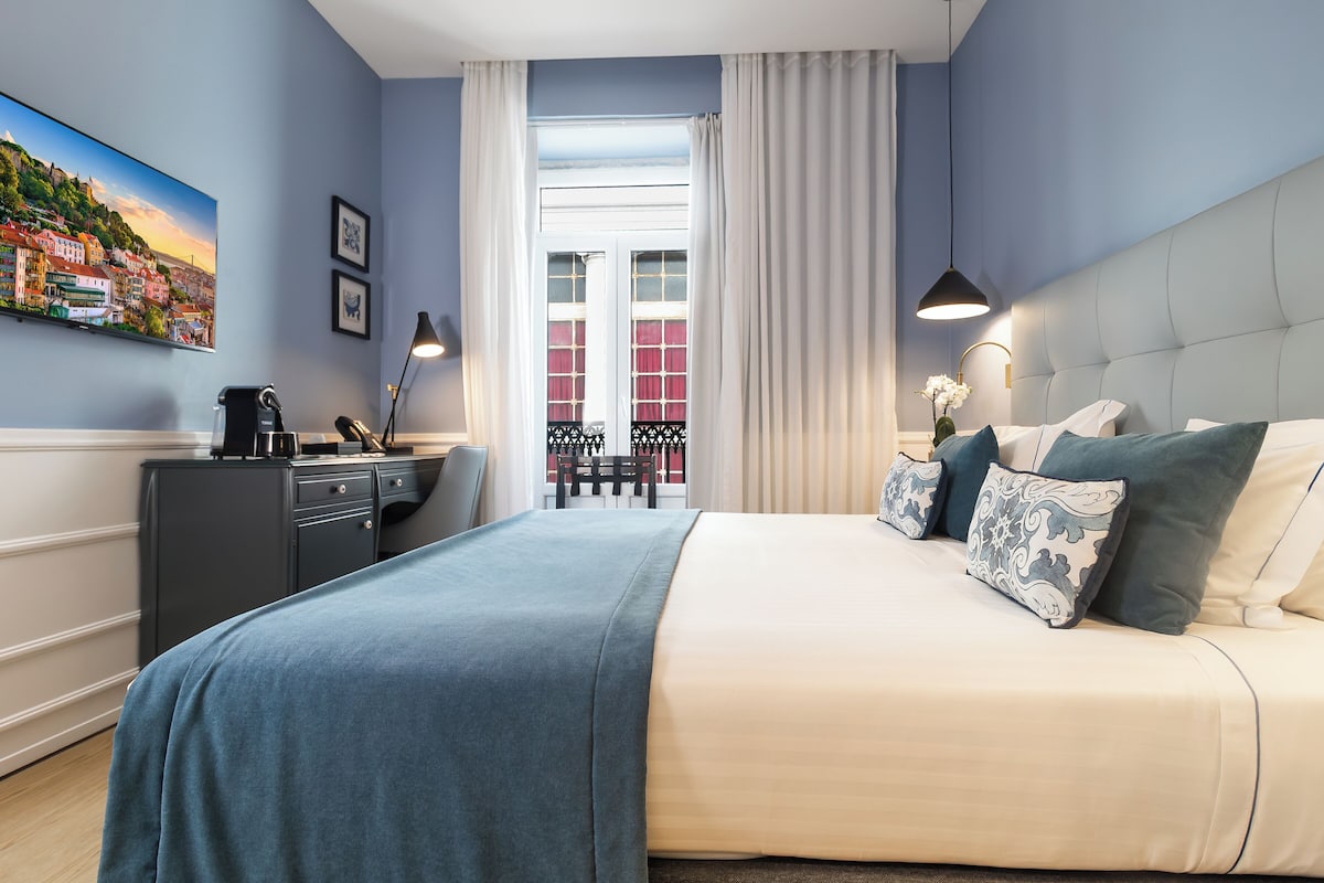 Kamar Premium | Seprai premium, brankas, meja kerja, dan tirai kedap cahaya