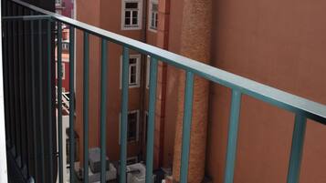 Een seizoensgebonden buitenzwembad en ligstoelen