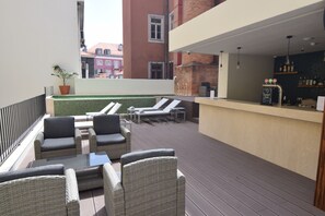 Bar en bord de piscine