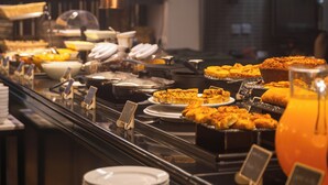 Frokost og middag serveres