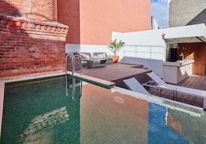 Piscina externa sazonal, funciona das 10h às 21h, espreguiçadeiras