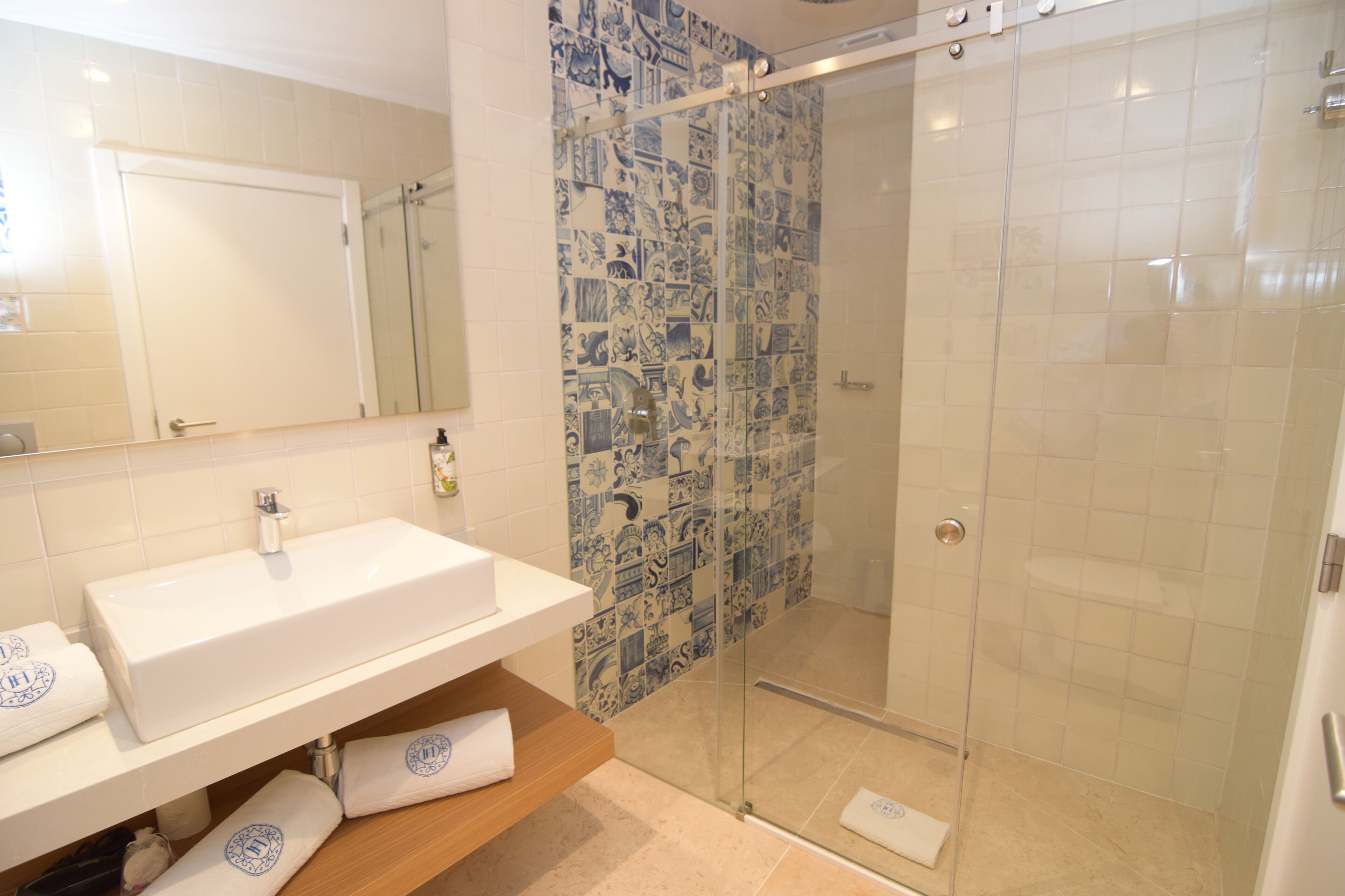 family room (deluxe) | bathroom | free toiletries, hair dryer, bidet, towels
