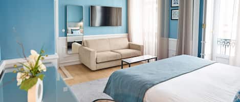 Habitación familiar (Deluxe) | Ropa de cama de alta calidad, caja fuerte, escritorio y cortinas opacas