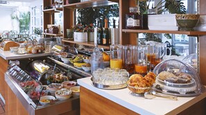 Café da manhã com buffet todos os dias (EUR 5 por pessoa) 