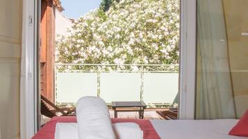 Habitación doble, 1 cama de matrimonio, terraza, vistas al jardín | 1 dormitorio, sábanas de algodón egipcio, ropa de cama de alta calidad