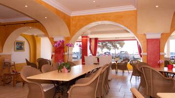 Se ofrece un desayuno típico de la región (12.90 EUR por persona)