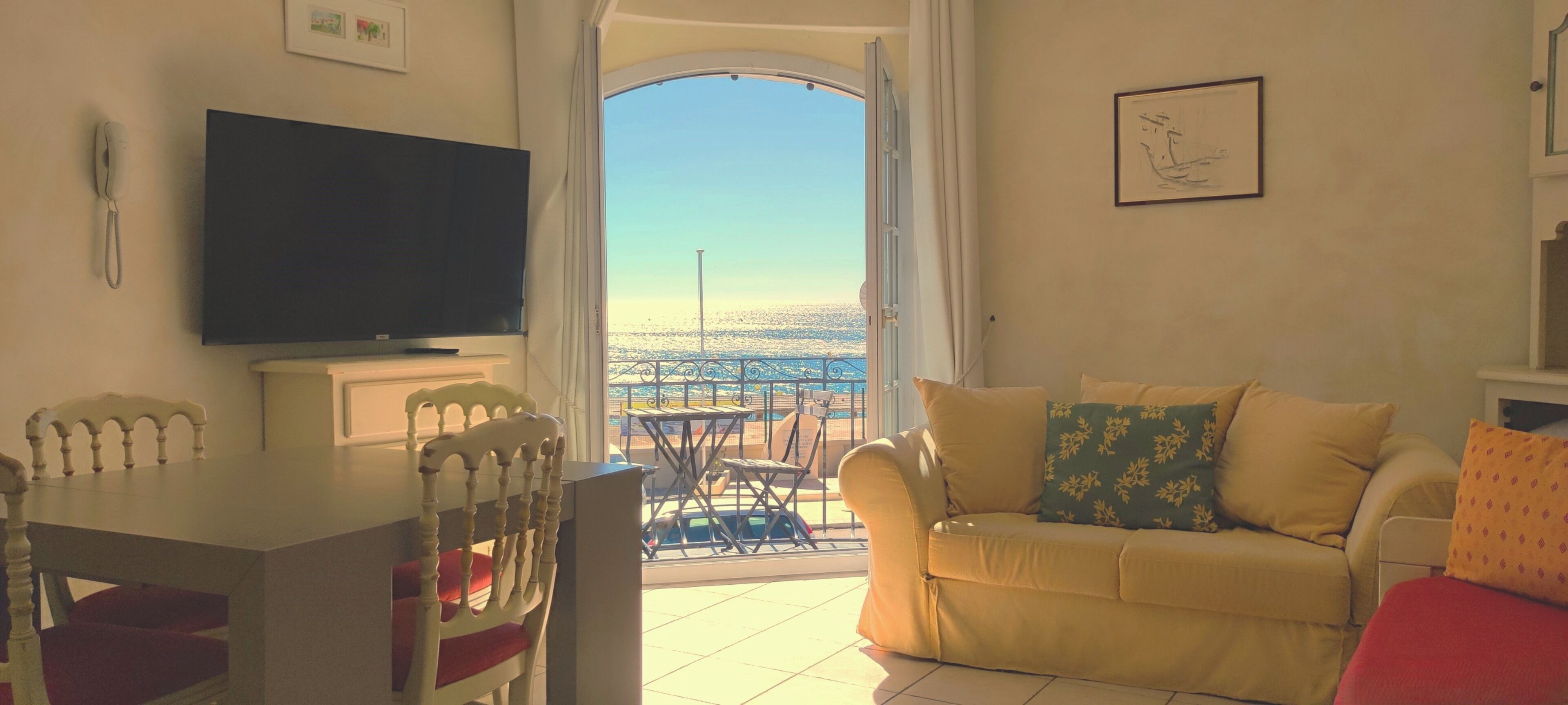 Suite, keuken, uitzicht op zee (Suite/Appartement 62m) | Woonruimte | Een 32-inch flatscreentelevisie met digitale zenders en televisie