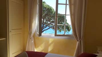 Chambre double, 1 grand lit, vue sur la mer | Vue de la chambre