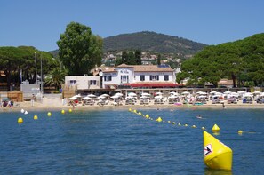 Beach umbrellas, beach towels - Hotel & Spa La Villa (Sainte-Maxime)