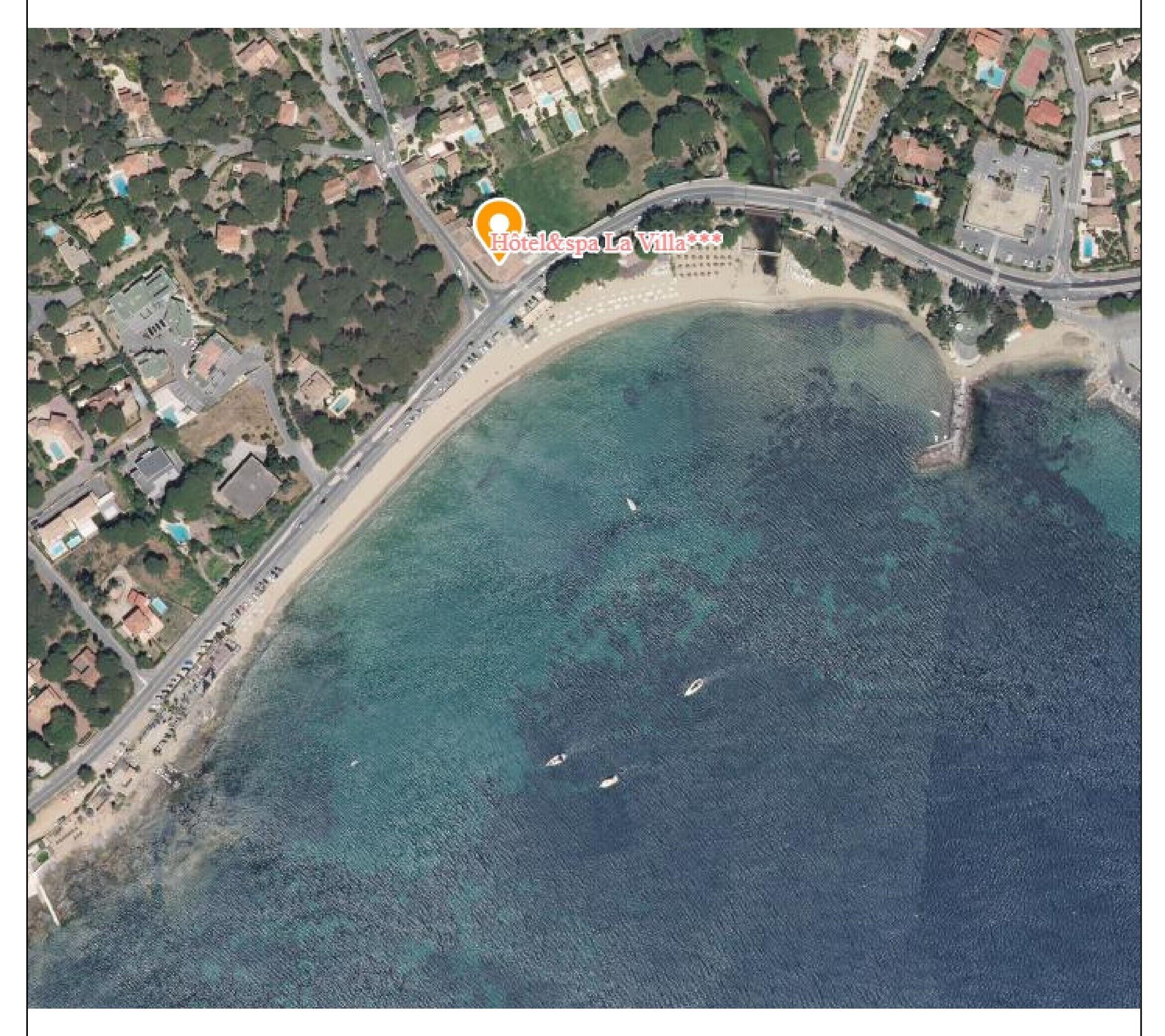 Una vista aerea di una zona costiera con un hotel chiamato "Hotel & spa La Villa", indicato da un segnaposto.