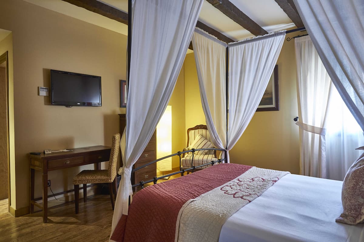 Junior suite, 1 queensize bed | 1 slaapkamer, een kluis op de kamer, individueel gedecoreerd, een bureau