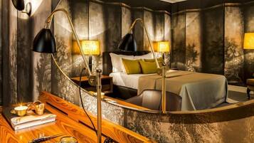 Suite Master Deluxe | Een minibar, een kluis op de kamer, een bureau, een laptopwerkplek