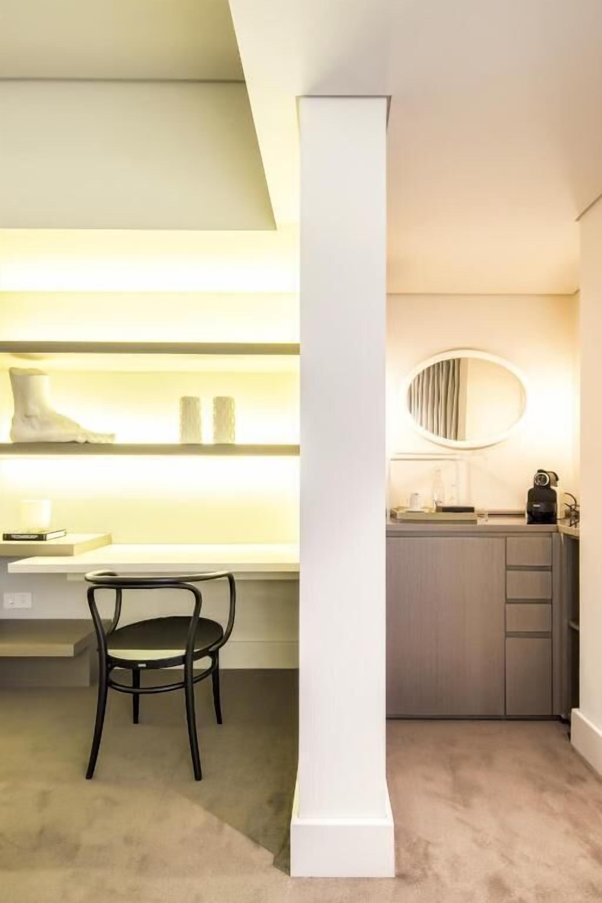 deluxe suite | living area | 60-cm lcd tv with cable channels, tv