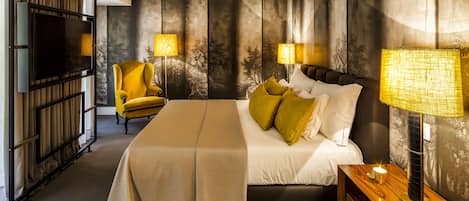 Suite Master Deluxe | Minibar, in-room safe, desk, laptop workspace