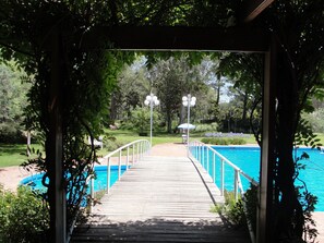 Indoor pool, seasonal outdoor pool, pool umbrellas, sun loungers - Hotel Del Bosque  (Pinamar)