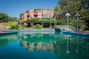 من حمّامات السباحة المغطاة، حمّام سباحة خارجي موسمي