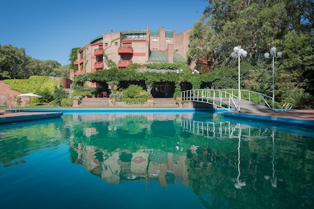 Piscina interna, piscina externa sazonal, guarda-sóis, espreguiçadeiras