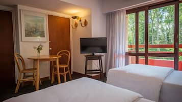 Standaard kamer, 1 twee- of 2 eenpersoonsbedden, 1 kingsize bed, balkon, uitzicht op tuin | 1 slaapkamer, luxe beddengoed, gratis wifi, beddengoed