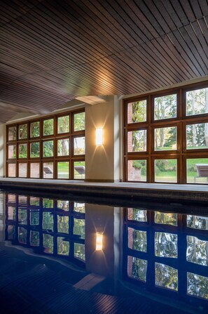 Indoor pool, seasonal outdoor pool, pool umbrellas, pool loungers - Hotel Del Bosque (Pinamar)