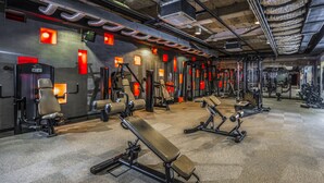 A gym with multiple benches and weight machines. - Budapest Airport Hotel Stáció Wellness & Conference (Vecsés)