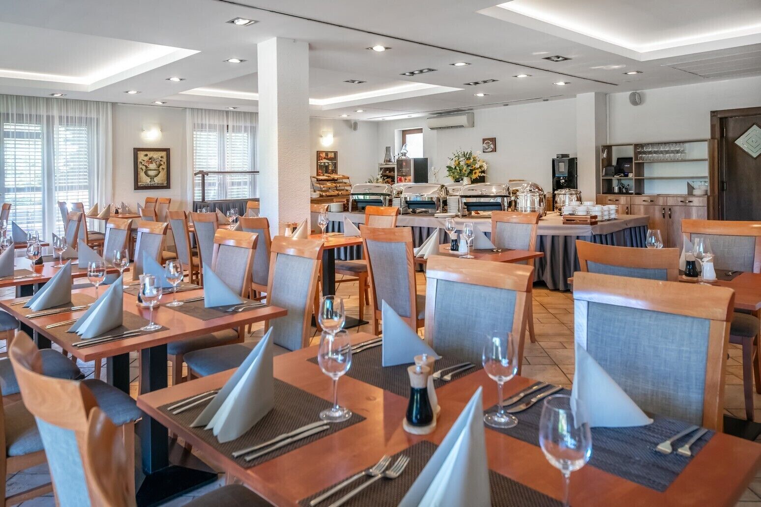 lunch and dinner served, hungarian cuisine