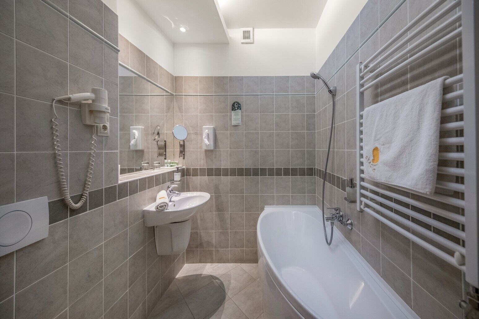 standard single room | bathroom | bathtub, hair dryer, towels