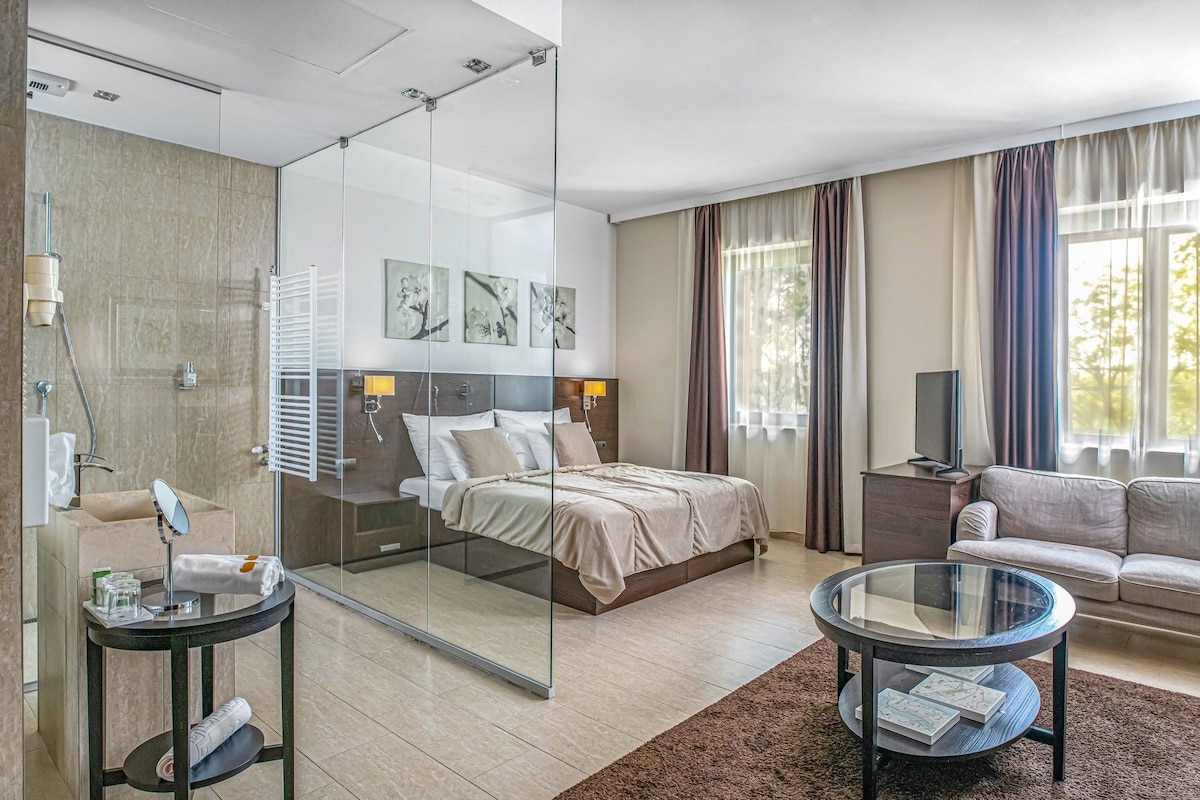 Romantic Studio Suite, 1 Queen Bed | Hypo-allergenic bedding available, minibar, in-room safe, desk
