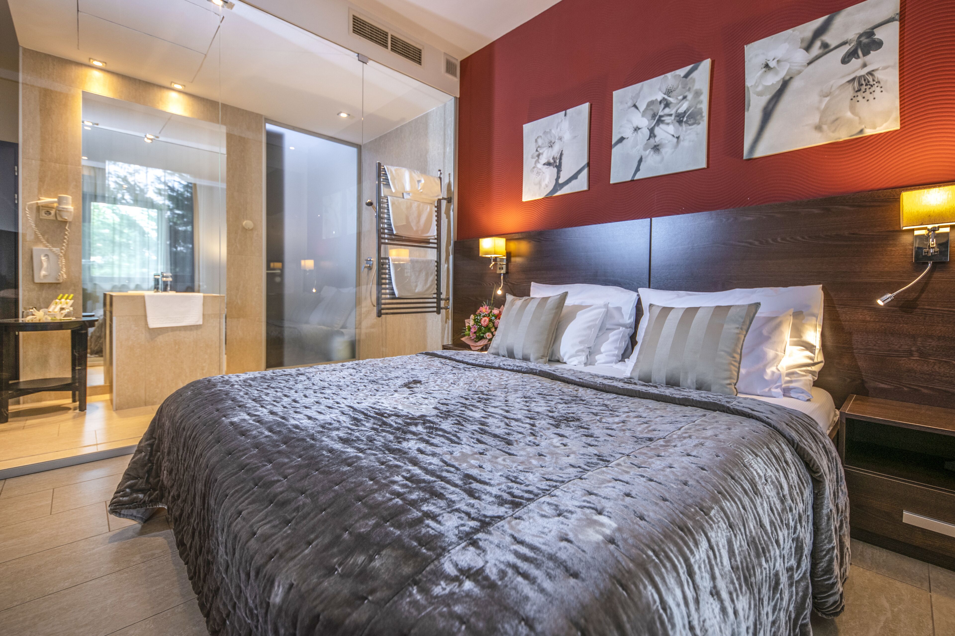 romantic suite, 1 queen bed | 1 bedroom, hypo-allergenic bedding, minibar, in-room safe