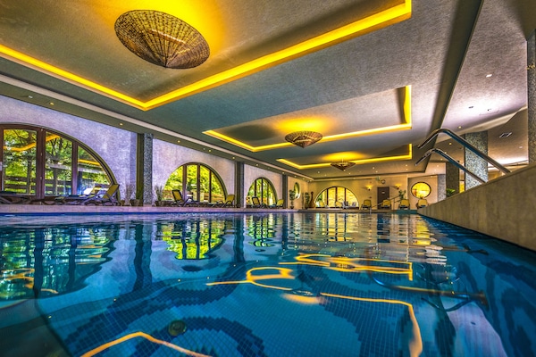 Una piscina techada, sillones reclinables de piscina